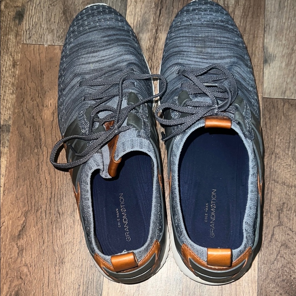 Gray Low-Top Sneakers with Textured Sole and Ribbed Design